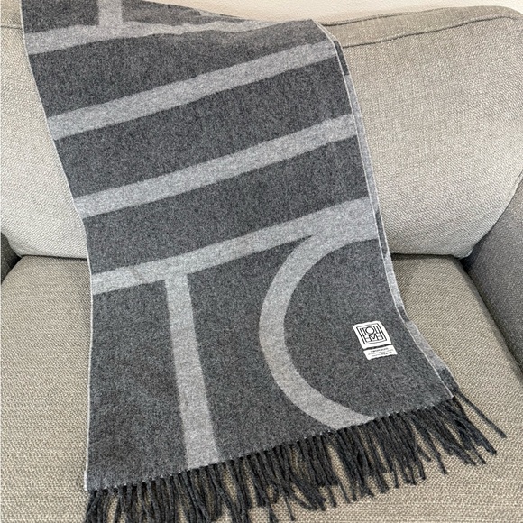 Authentic Toteme monogram scarf - Picture 3 of 7